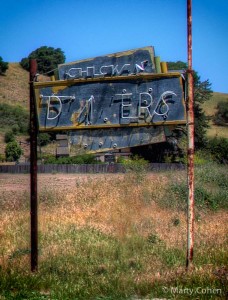 Chicken Dinners sign at the Streetcar Diner